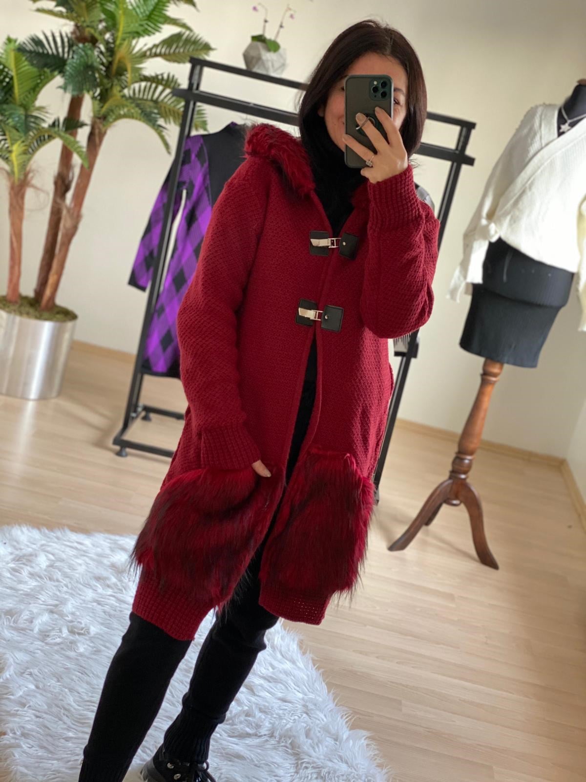 Kapişon ve Cepleri Peluş Detaylı Bordo Triko Hırka
