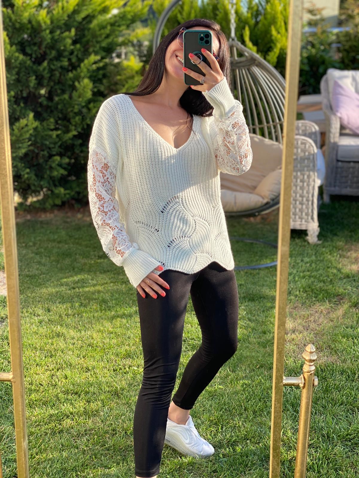 Kolları Güpür Detaylı Triko Kazak