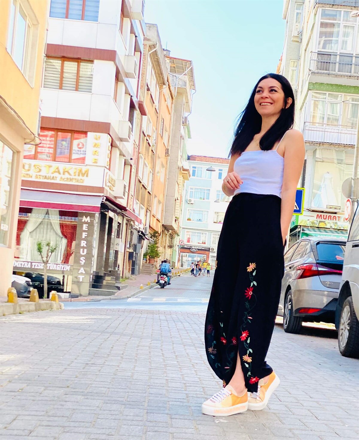 Nakışlı Tasarım Yırtmaç Detaylı Siyah Şalvar Pantolon