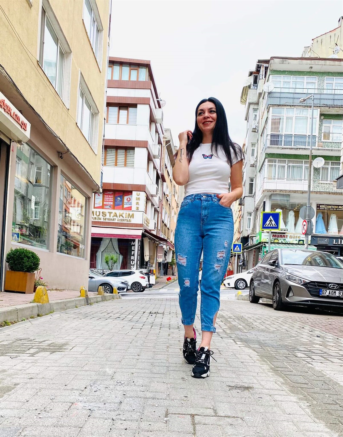 Paça Ayarlanabilir Kemer Detaylı Mavi Yırtık Mom Jean