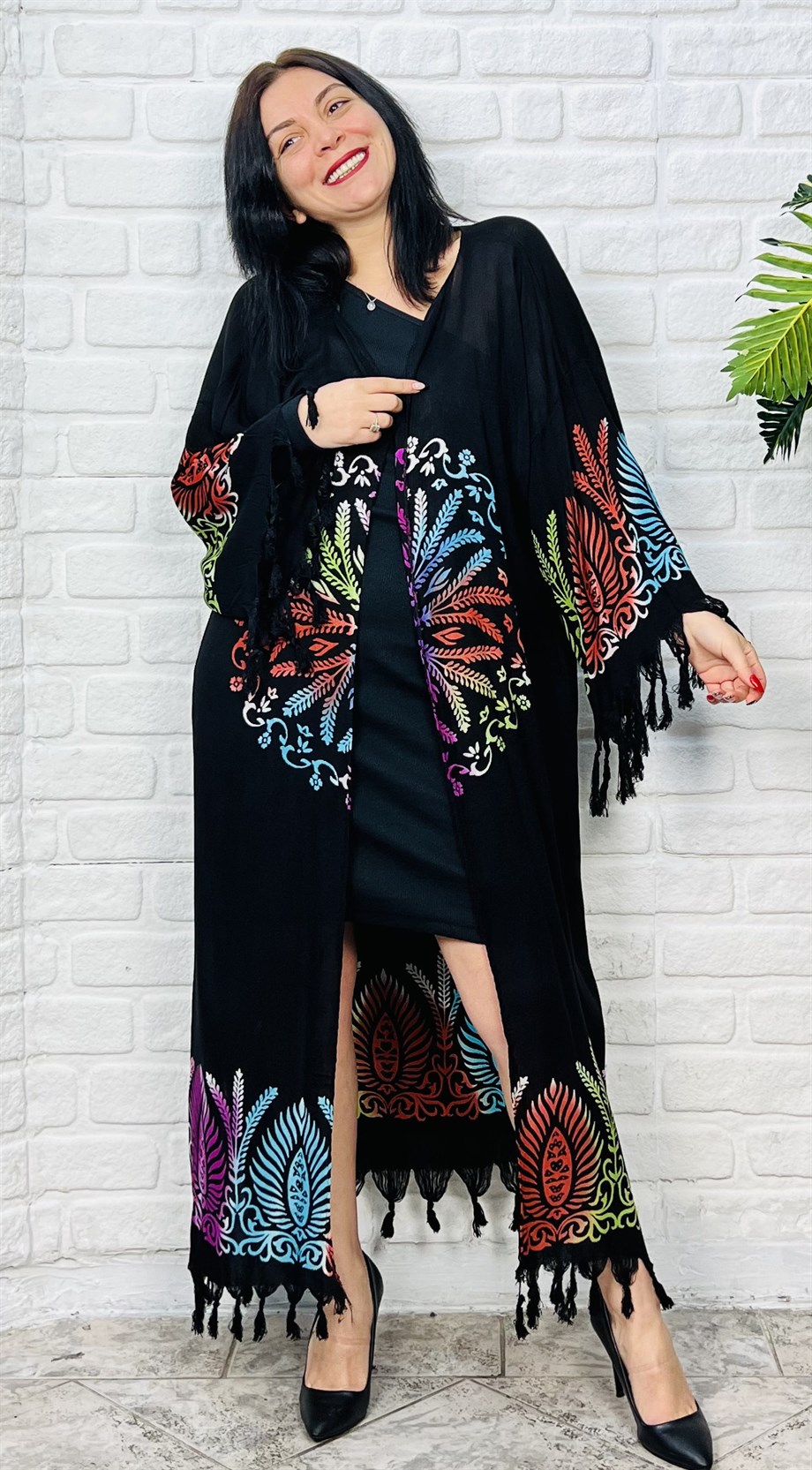 Siyah Desenli Eteği Püsküllü Yan Yırtmaç Detaylı Uzun Kimono