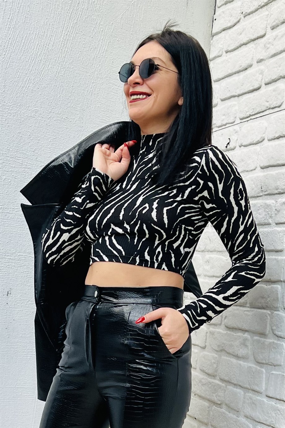 Siyah Dik Yaka Zebra Desen Uzun Kol Crop Bluz
