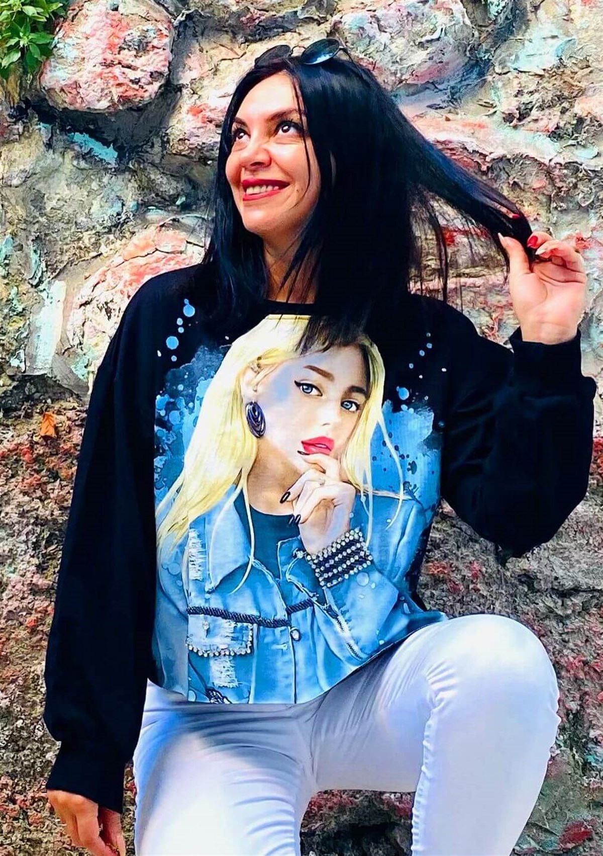 Taş ve Metal Küpe Detaylı 3 Boyurtlu Siyah Sweatshirt