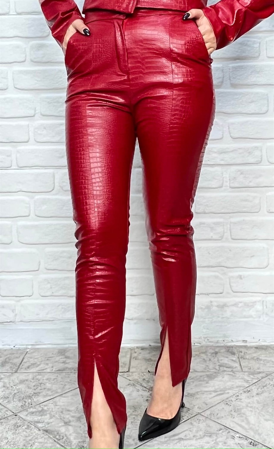 Kırmızı Yüksek Bel Croco Desenli Paça Yırtmaçlı Deri Pantolon