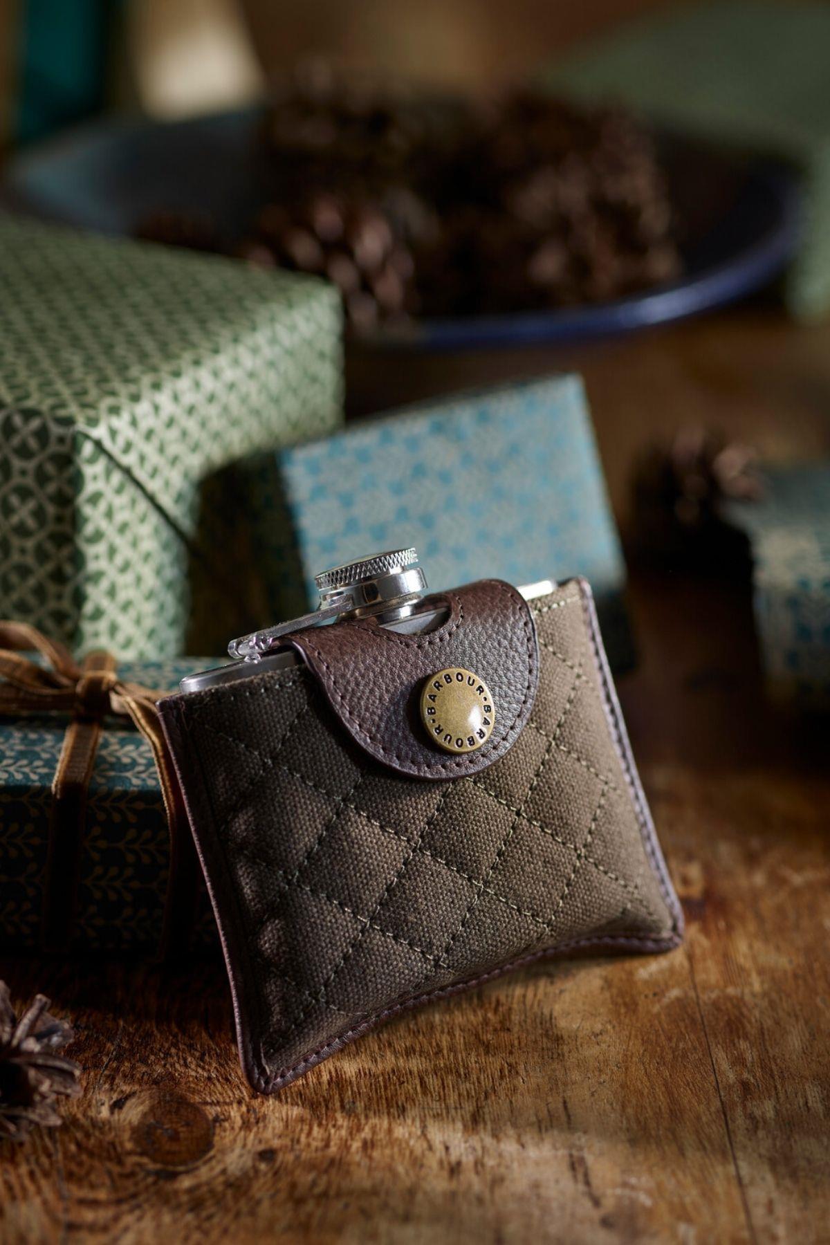 Barbour Kapitone Padbury Cep Şişesi BR71 Dark Brown/Olive