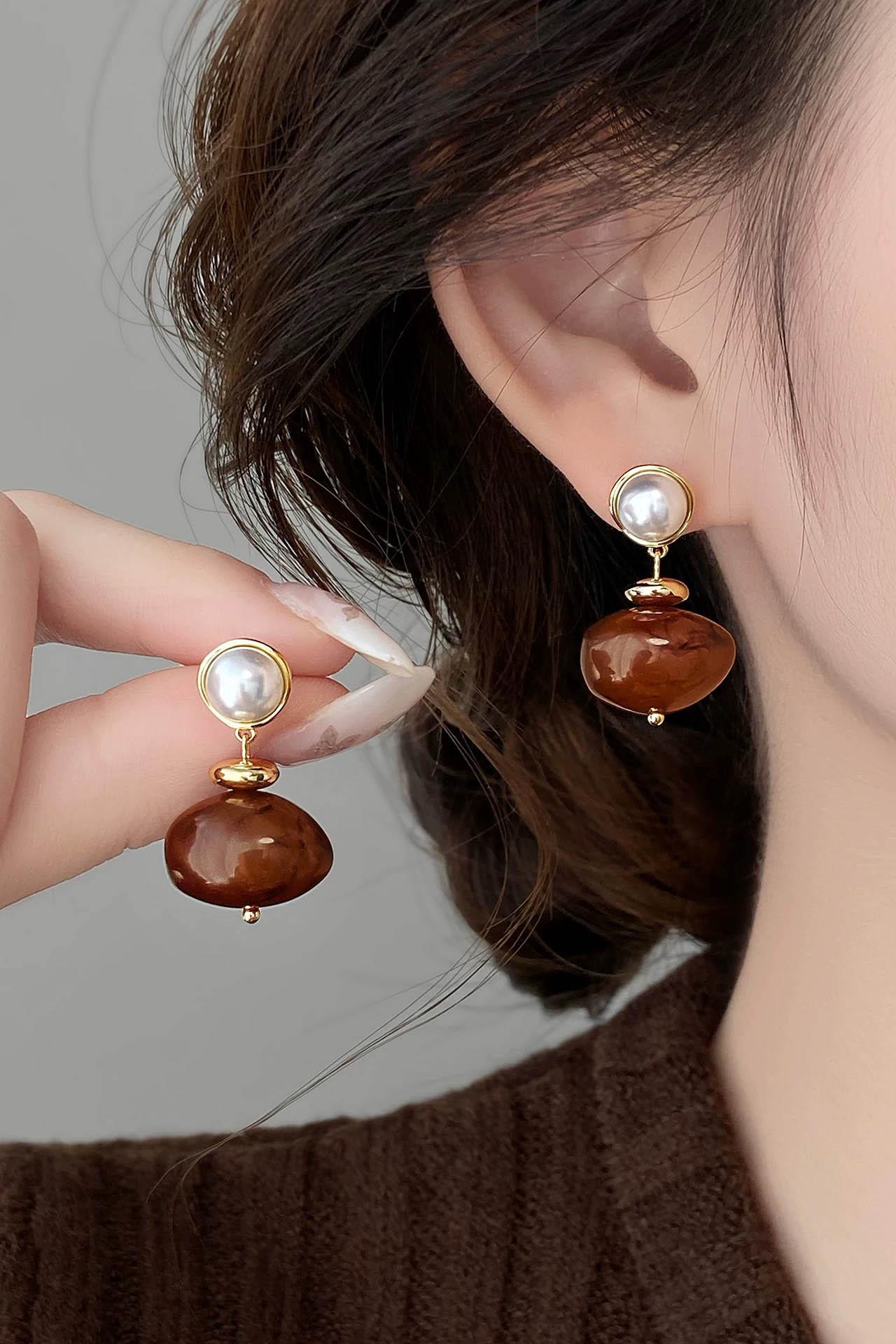 Altın Ve Kahve Renk İnci Detaylı Taşlı Küpe (Çift)