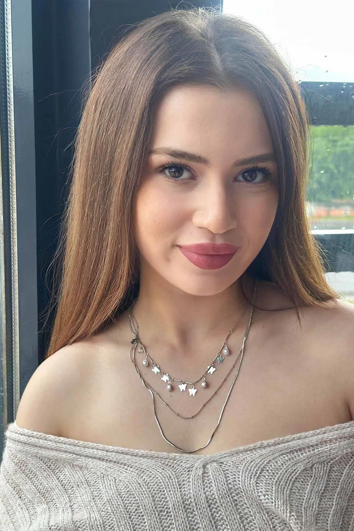 Gümüş Renk Kelebek Figürlü İnci Detaylı Üçlü Çelik Kolye