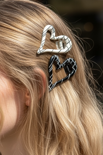 Siyah ve Beyaz Renk Kalp Figürlü Yan Toka