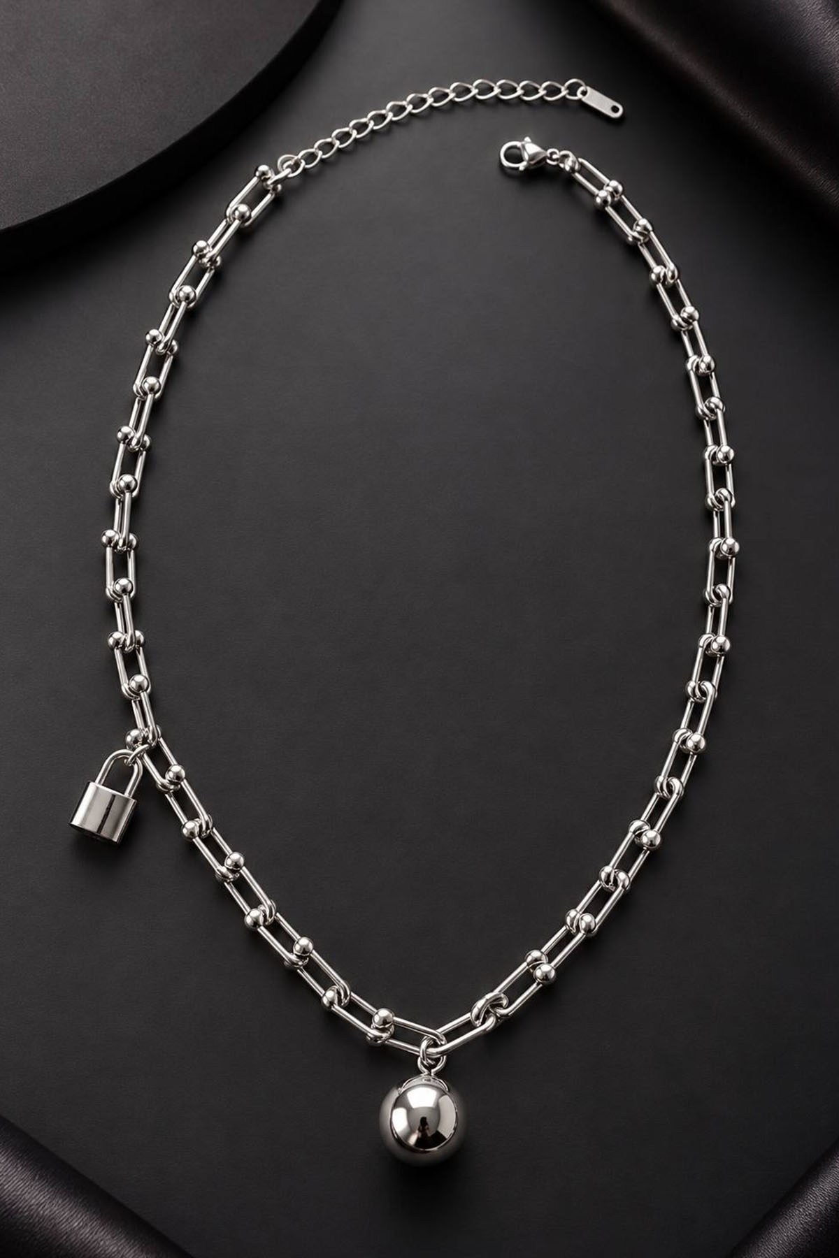 Gümüş Renk Charm Detaylı Çelik Tasarım Kolye