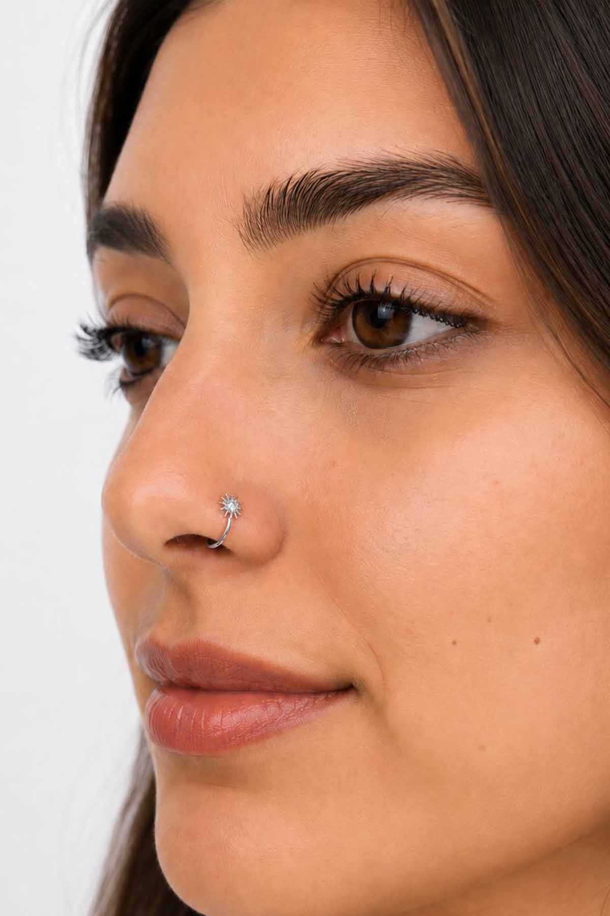Gümüş Renk Güneş Figürlü Taş Detaylı Cerrahi Çelik Deliksiz Kulak/Burun Piercing 