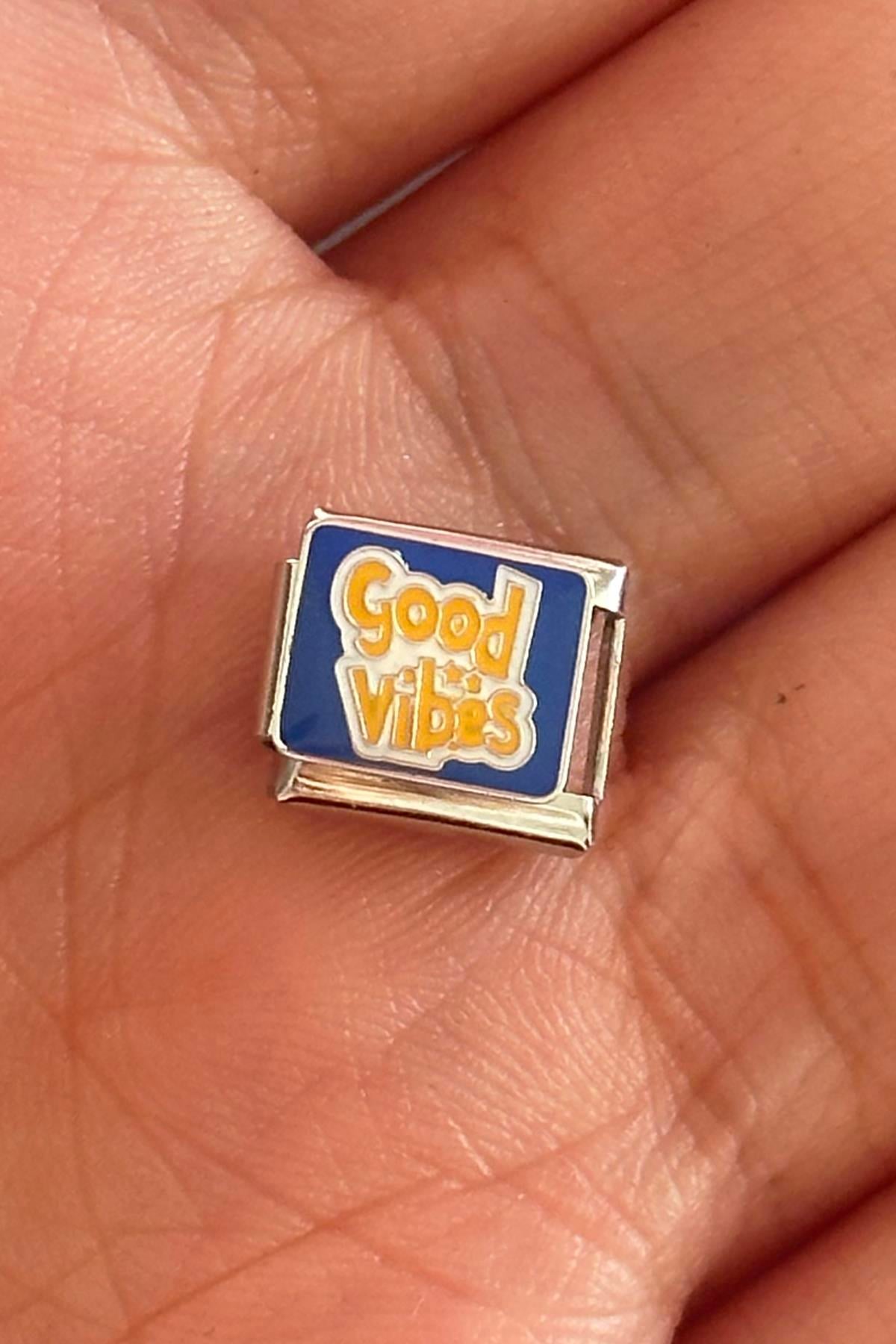 Gümüş Renk Good Vibes Yazılı Çelik Nomination Charm (Tek)