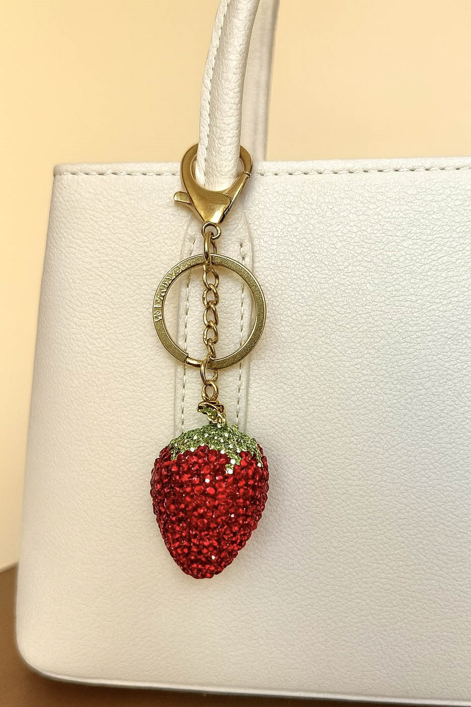 Altın Ve Kırmızı Renk Çilek Figürlü Taş Detaylı Çanta Charm/ Anahtarlık