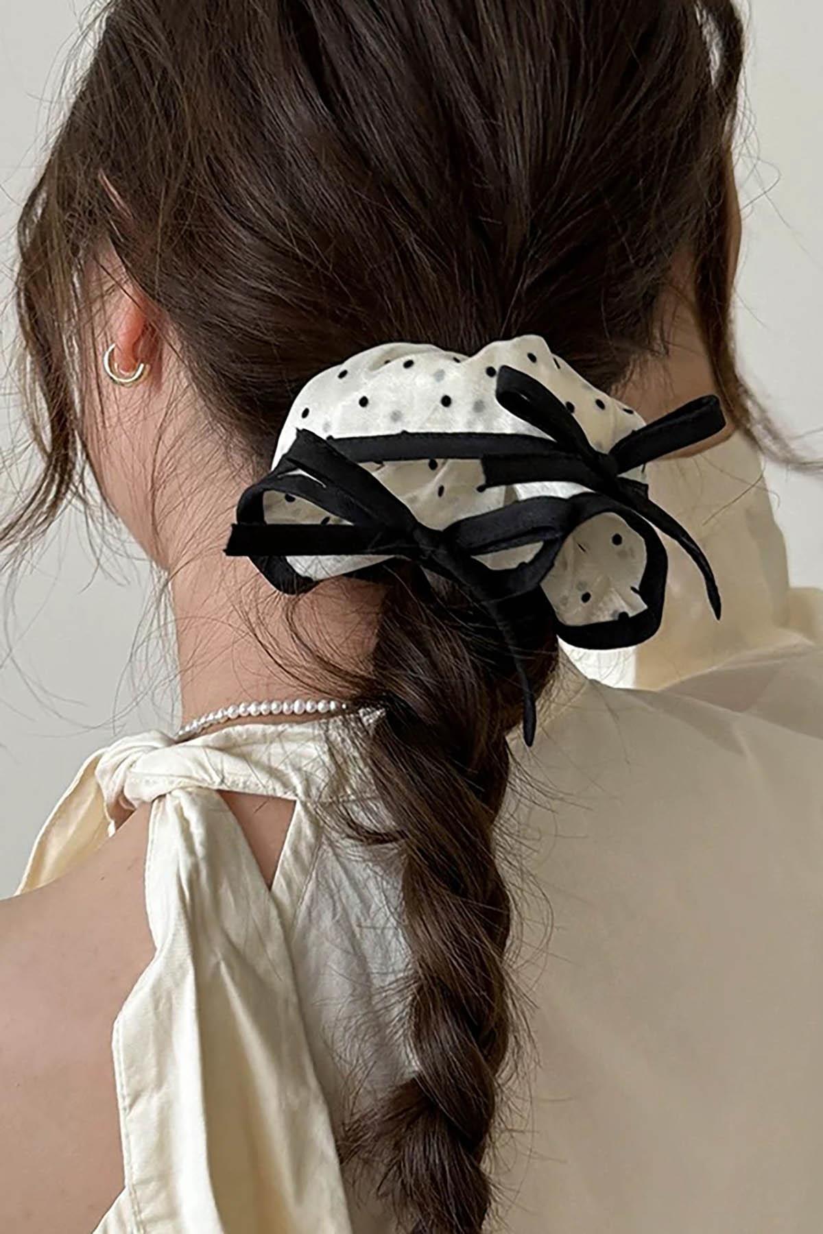 Beyaz Ve Siyah Renk Puantiye Detaylı Kurdele Figürlü Simit Toka