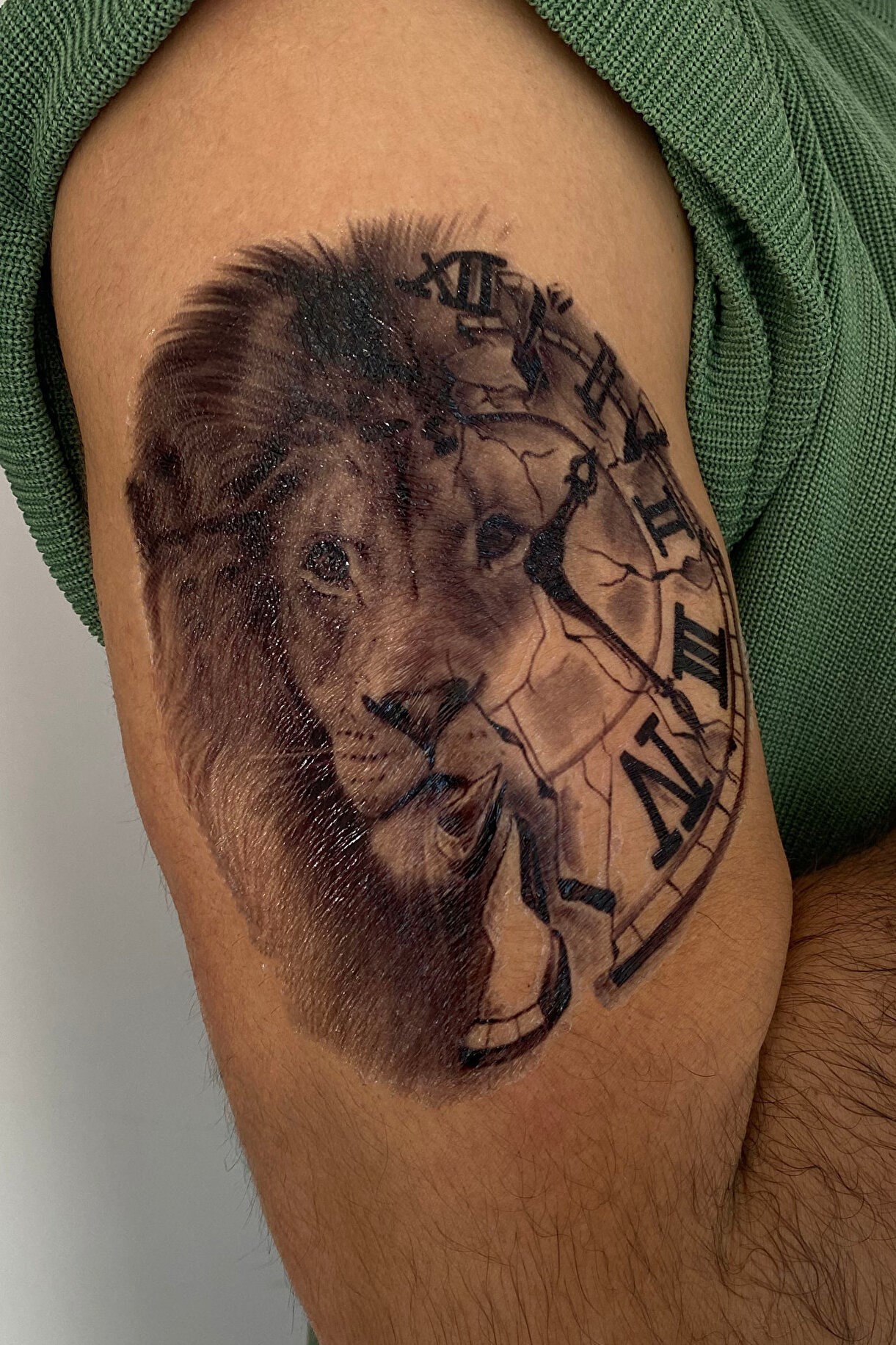 Geçici Saat Ve Aslan Figürlü Dövme Tattoo