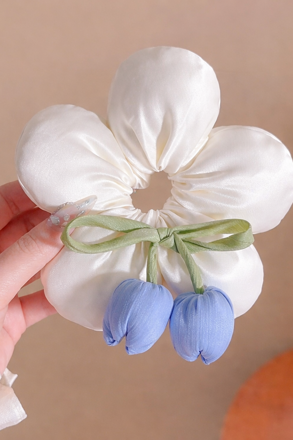 Beyaz Renk Çiçek Figürlü Sallantılı Simit Toka