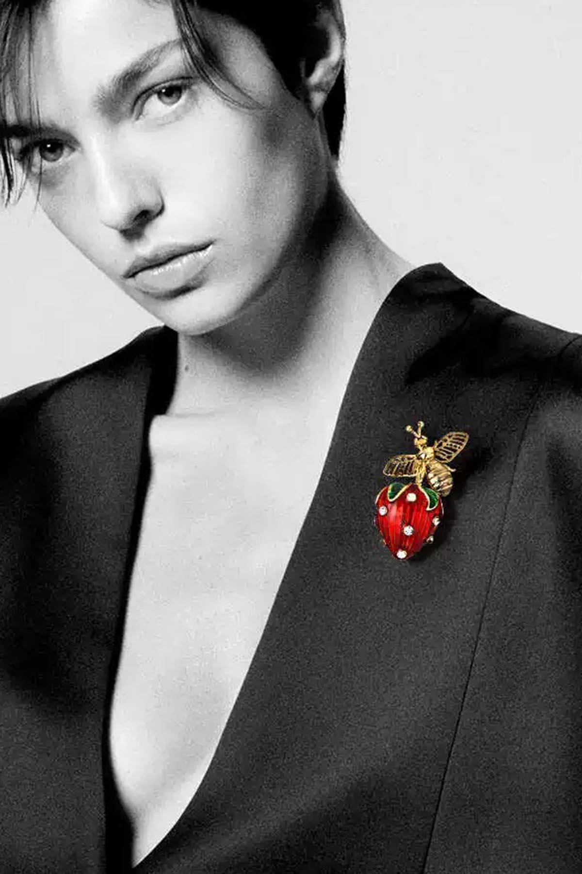 Çilek Figürlü Taşlı Broş