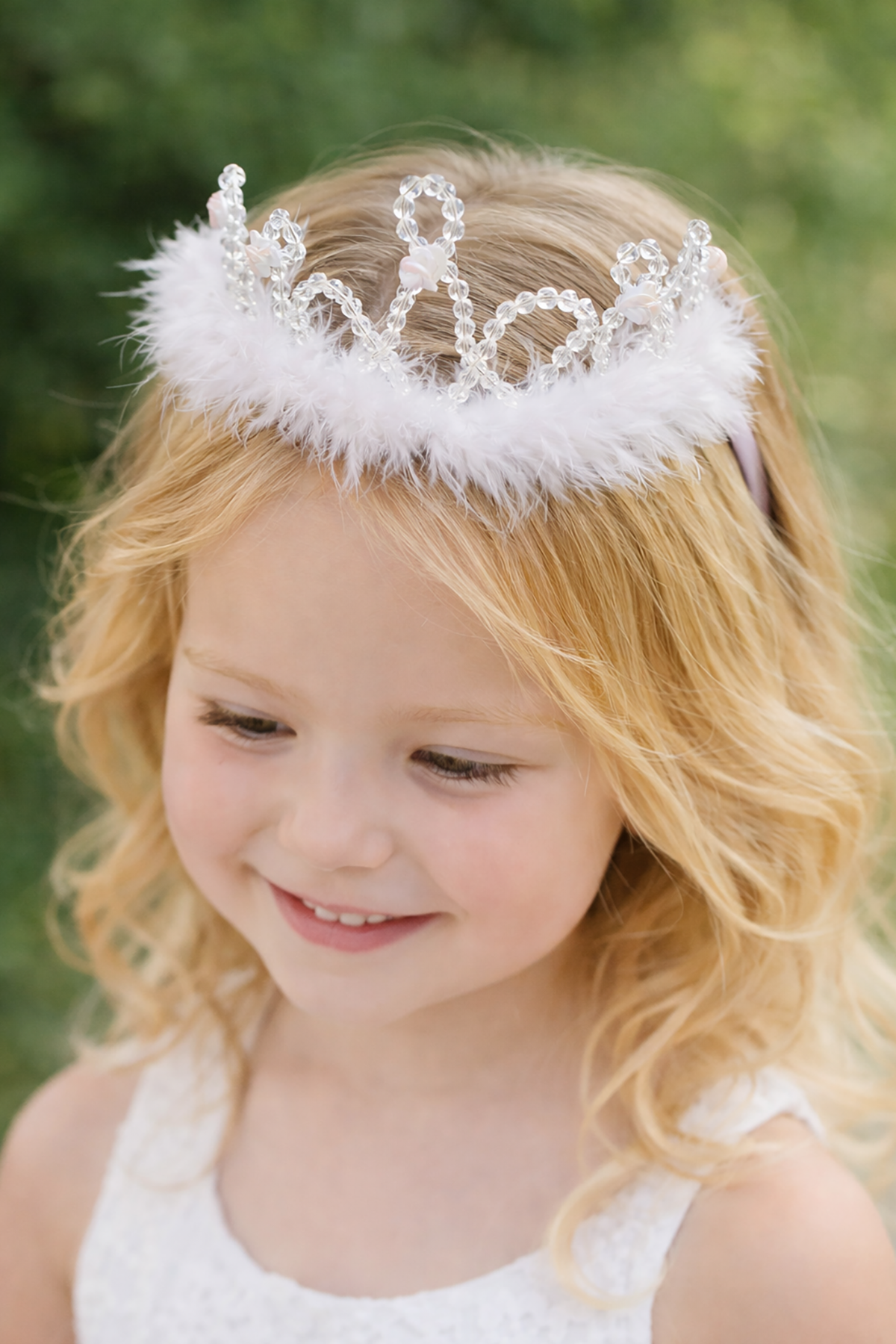 Beyaz Renk Tüy Ve Boncuk Detaylı Çocuk Taç