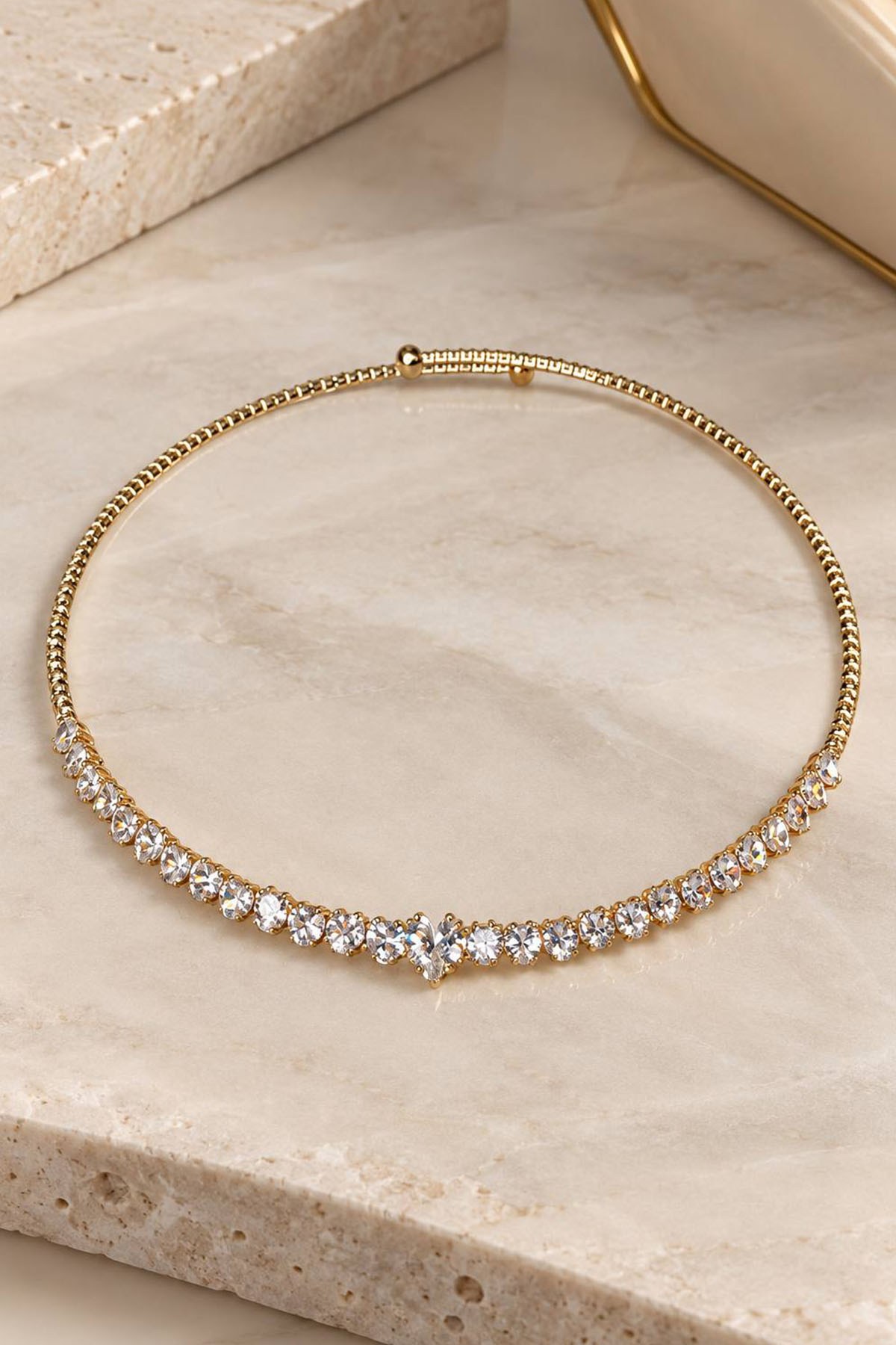 Altın Renk Kalp Figürlü Taşlı Choker Kolye