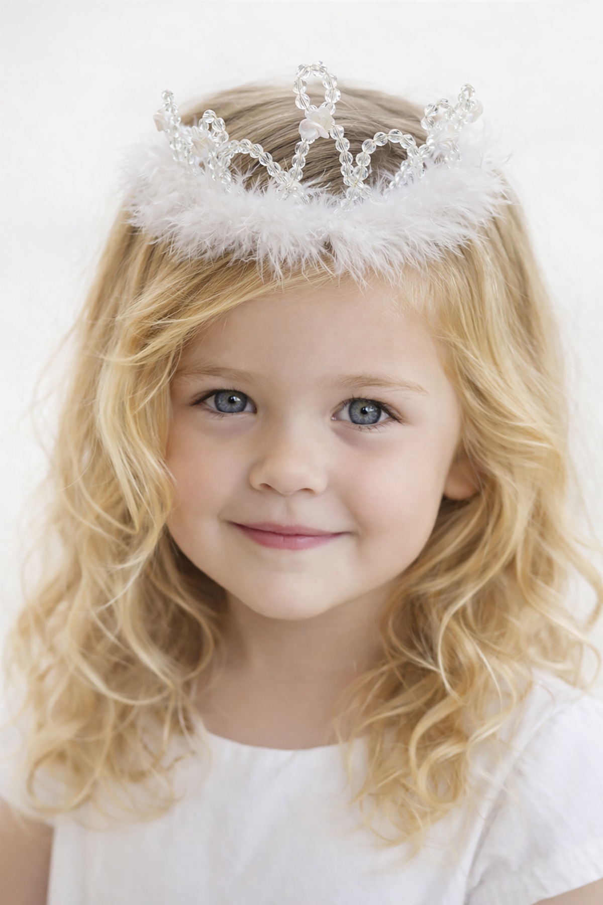 Beyaz Renk Tüy Ve Boncuk Detaylı Çocuk Taç