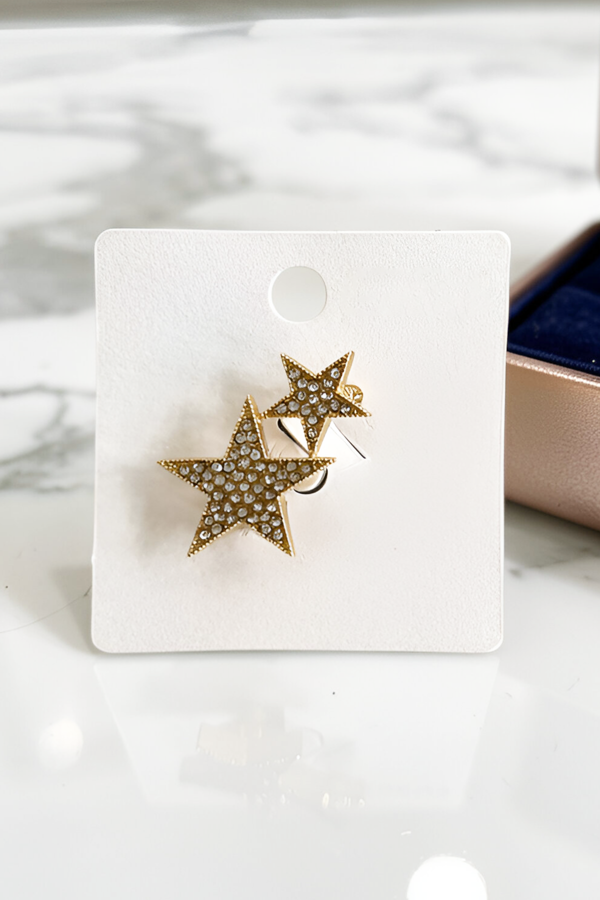 Altın Renk Yıldız Figürlü Taşlı Broş