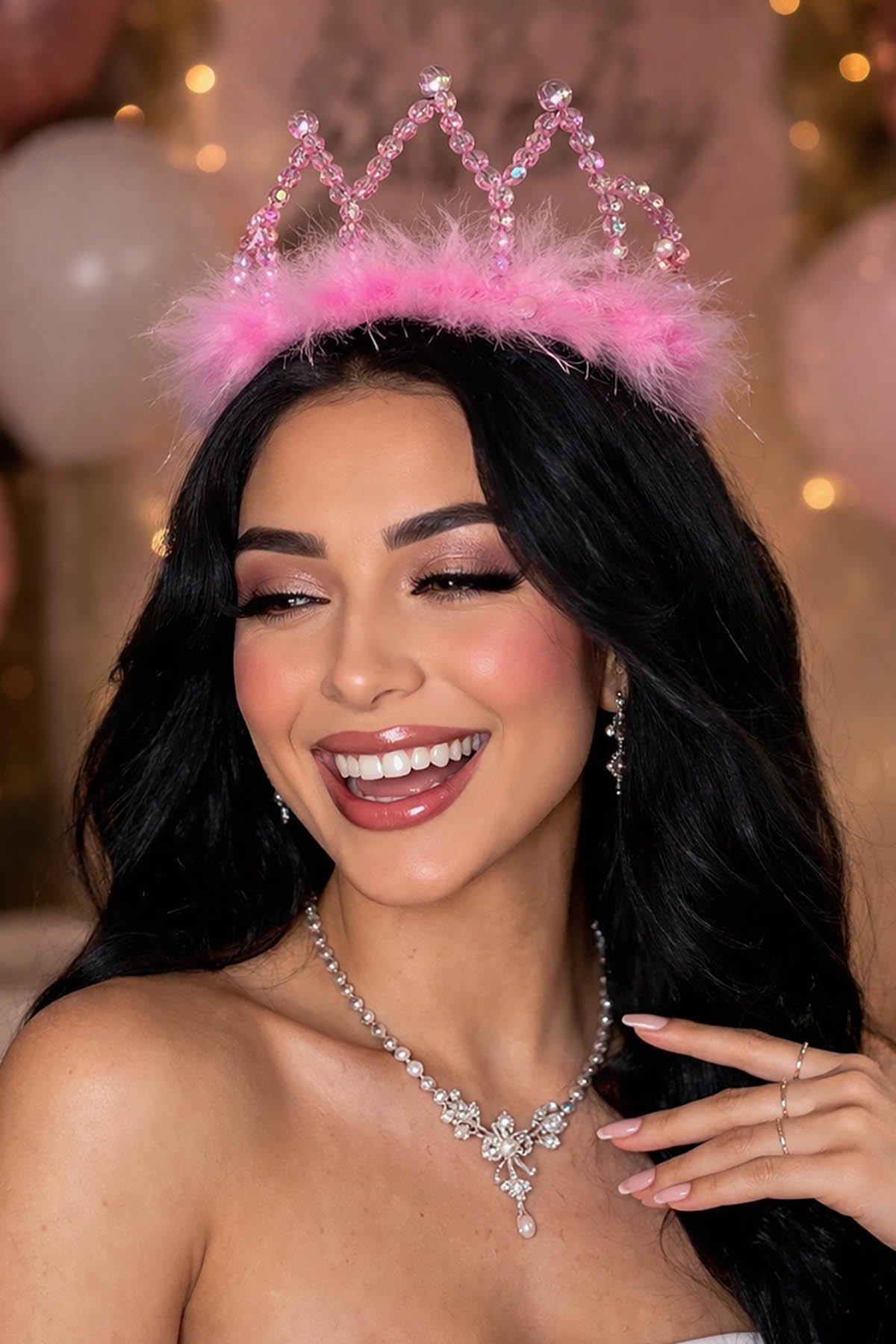 Pembe Renk Boncuk Detaylı Tüylü Taç