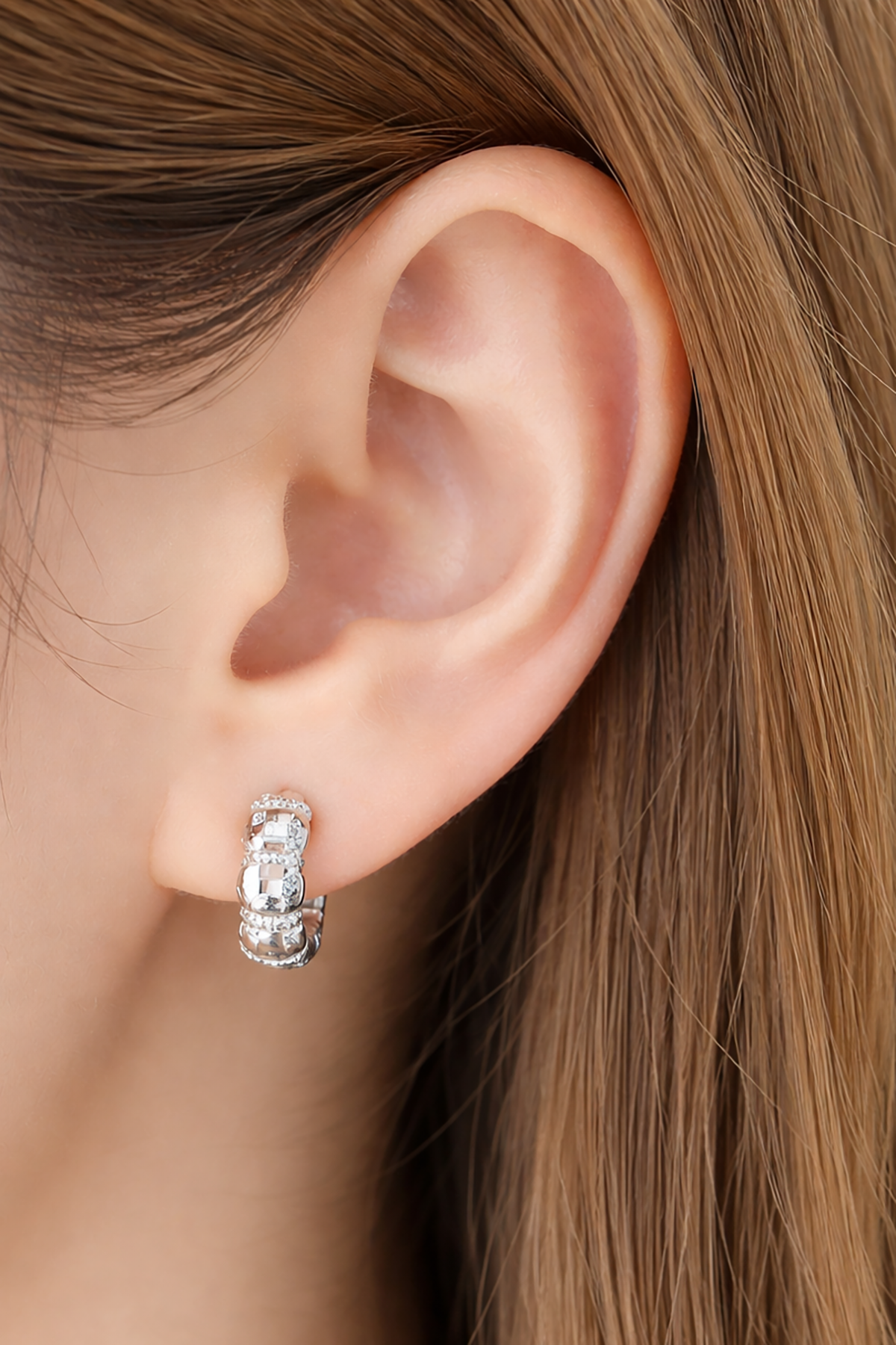 Gümüş Renk Taş Detaylı Çelik Xupıng VİP Küpe