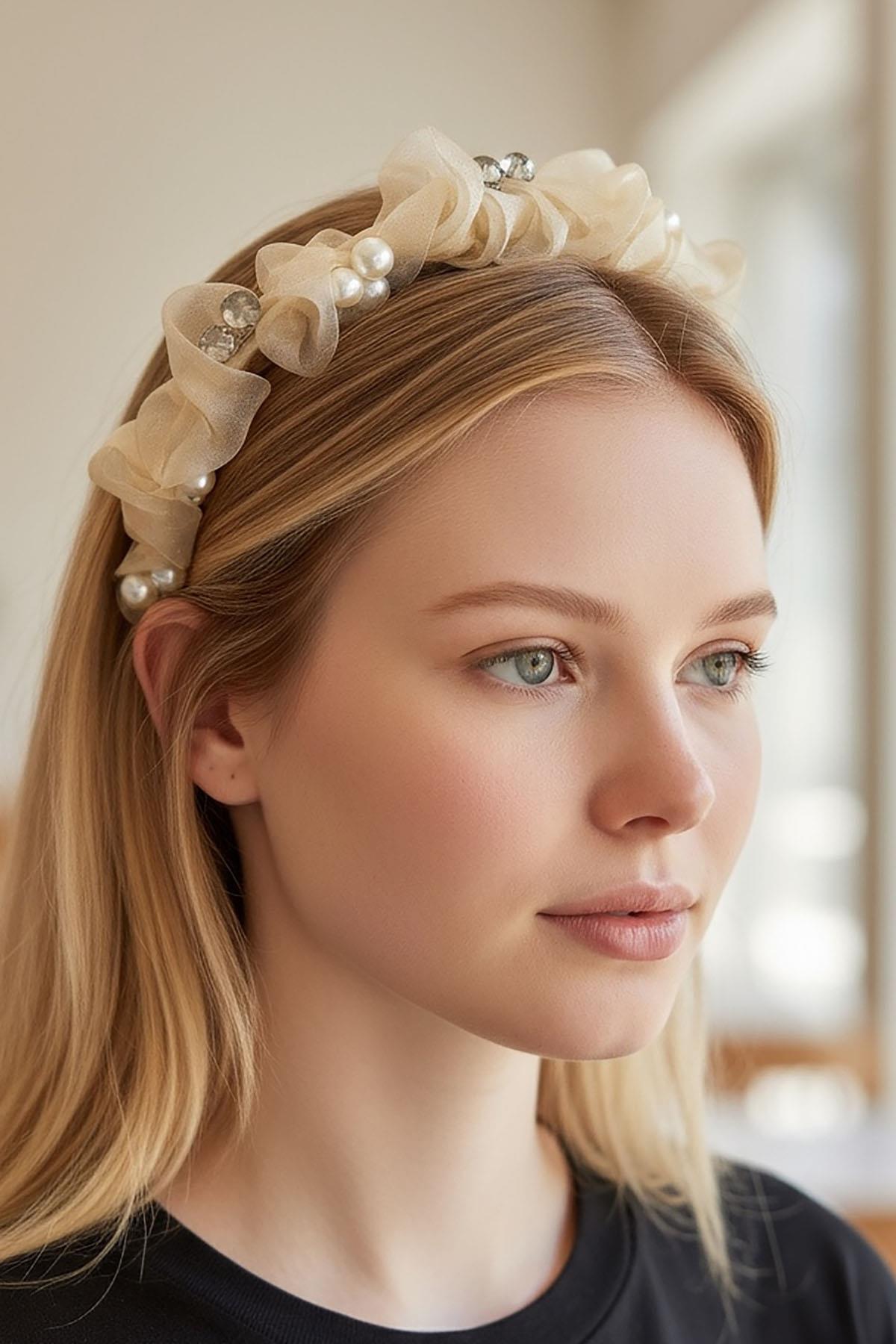 Krem Renk Taş ve İnci Detaylı Taç