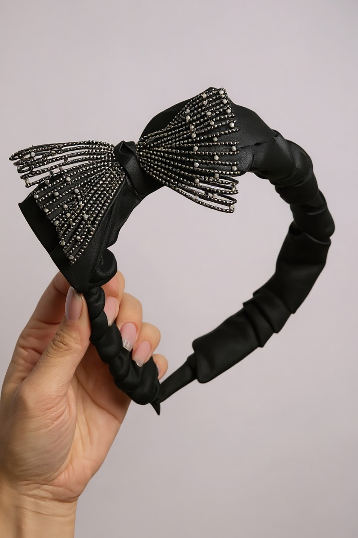 Siyah Renk Kurdele Figürlü Taş Detaylı Taç