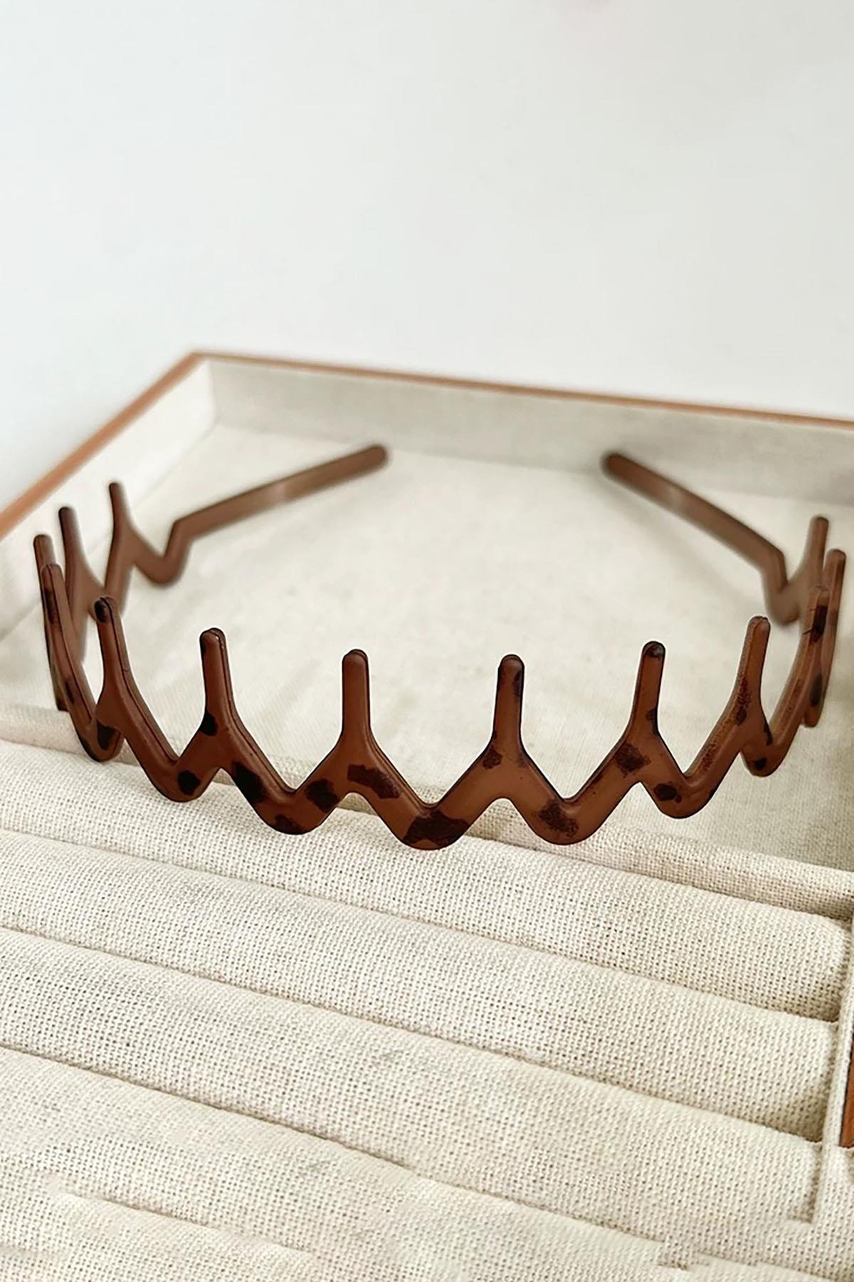 Kahve Renk Tarak Detaylı Taç