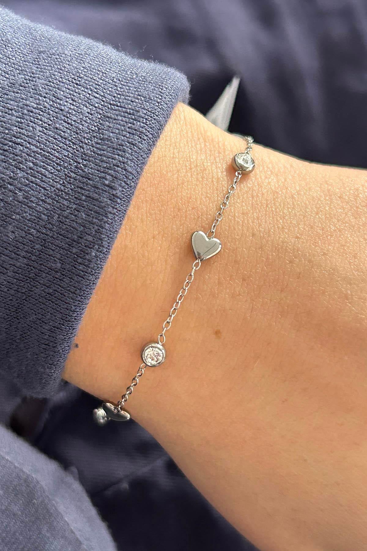 Gümüş Renk Kalp Figürlü Taş Detaylı Çelik Bileklik
