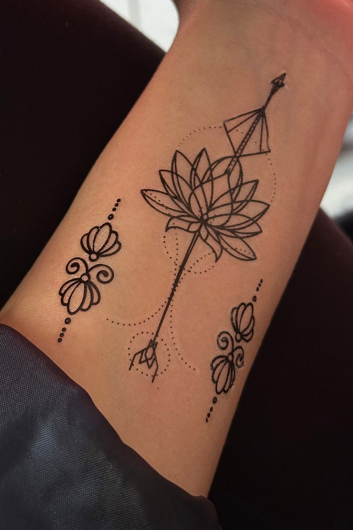 Göğüs Arası Lotus Geçici Dövme Tattoo