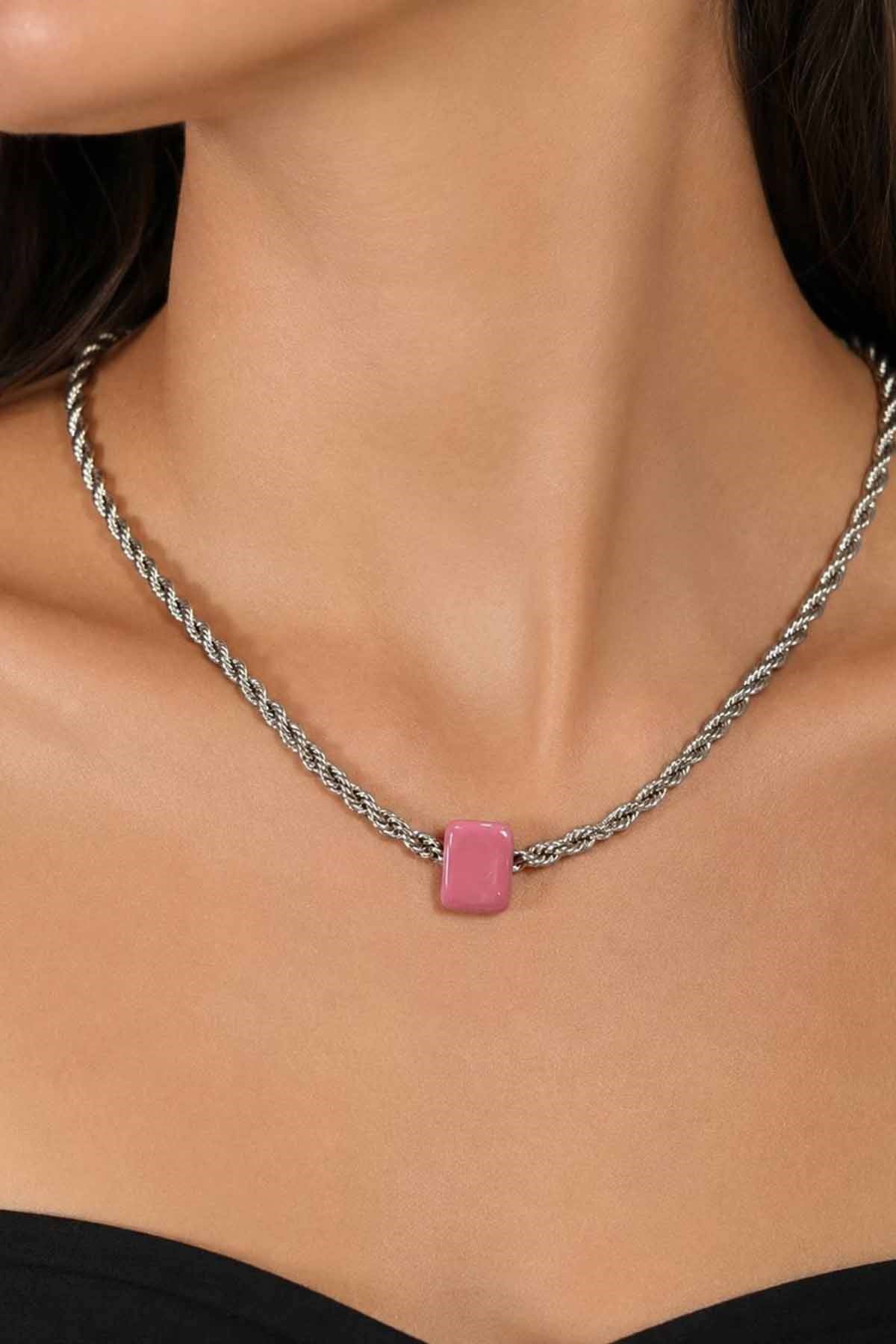 Gümüş Renk Pembe Boncuk Detaylı Kolye