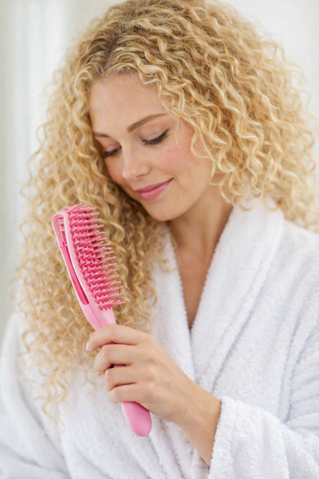 Pembe Renk Kıvırcık Saçlar İçin Dolaşmayı Önleyen Tarak
