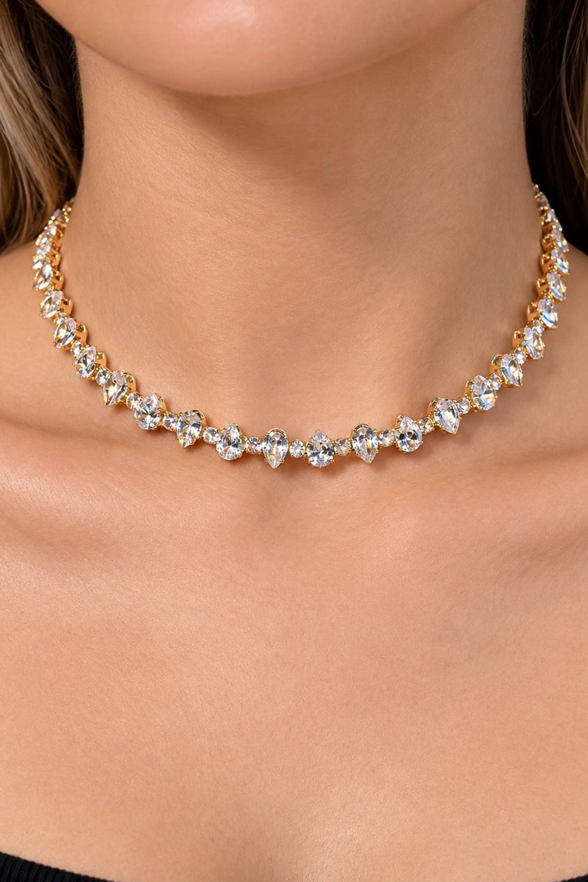 Altın Renk Taşlı Choker Kolye