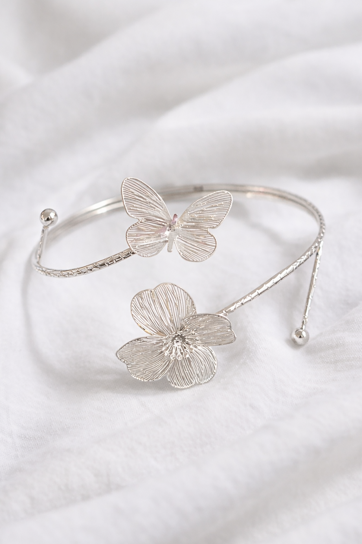Gümüş Renk Çiçek Ve Kelebek Figürlü Tasarım Bileklik Kol Aksesuarı