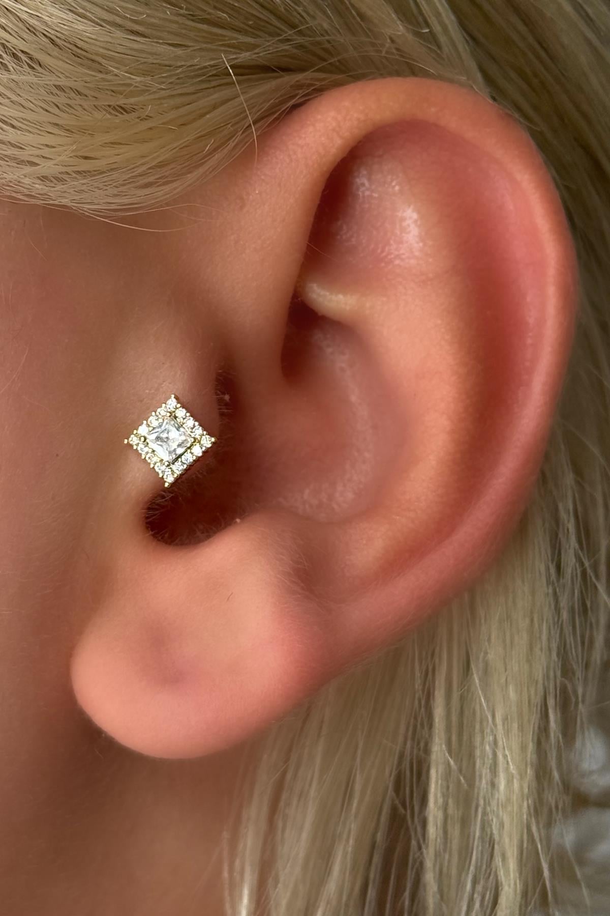 Altın Renk Taş Detaylı Çelik Tragus/Kıkırdak Küpe/Piercing (Tek)