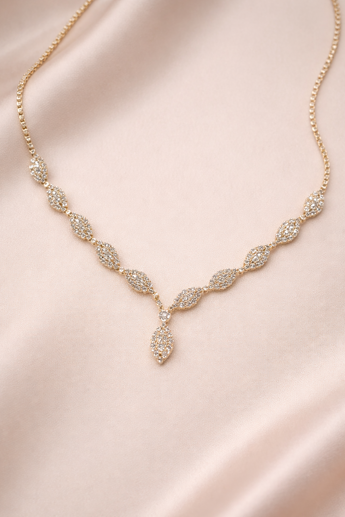 Altın Renk Taş Detaylı Tasarım Abiye Kolye