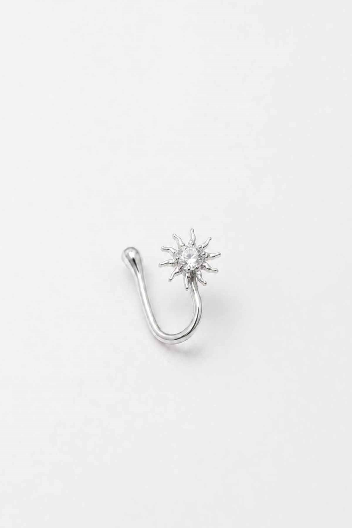 Gümüş Renk Güneş Figürlü Taş Detaylı Cerrahi Çelik Deliksiz Kulak/Burun Piercing 