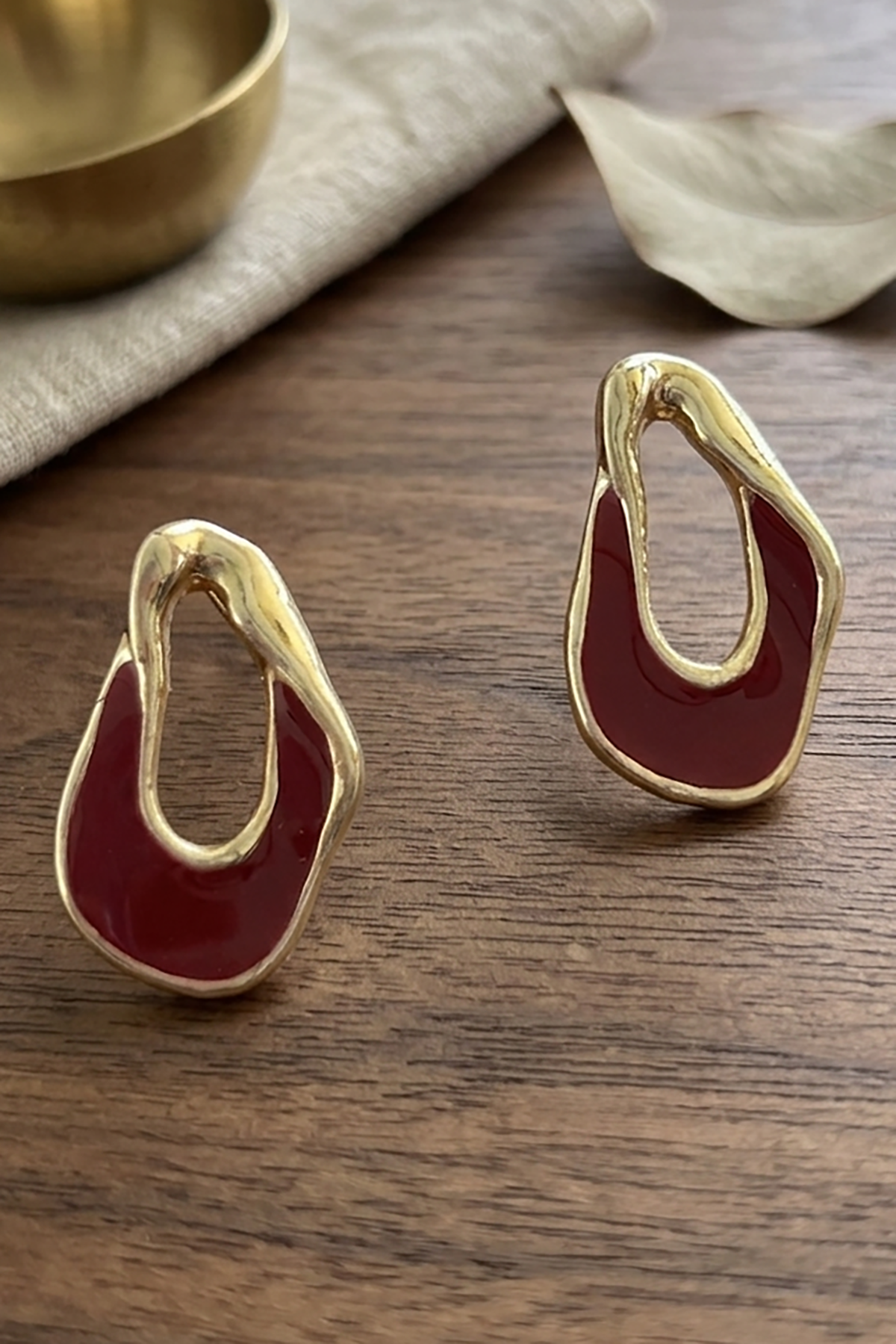 Altın Renk Bordo Taş Detaylı Küpe (Çift)