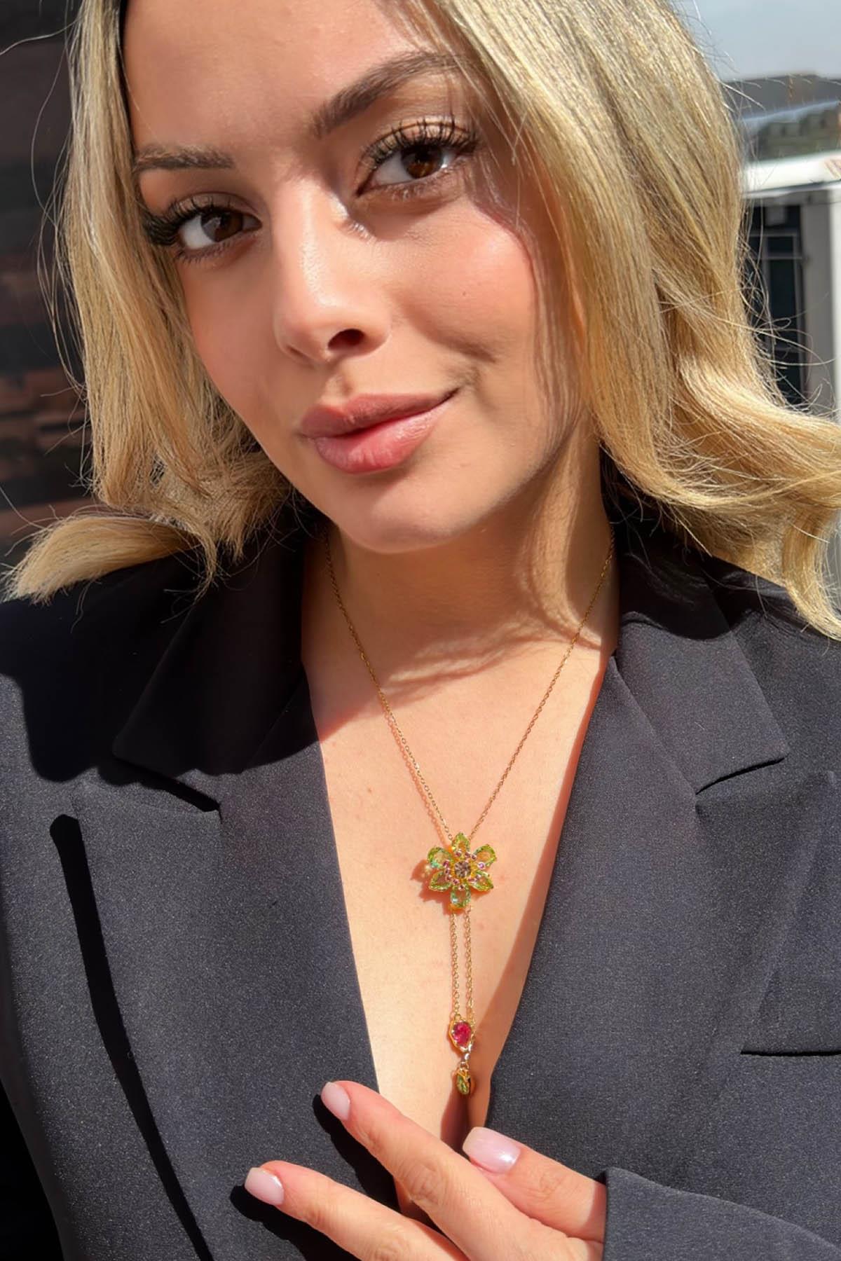 Altın Renk Çiçek Figürlü Taş Detaylı Çelik Kolye