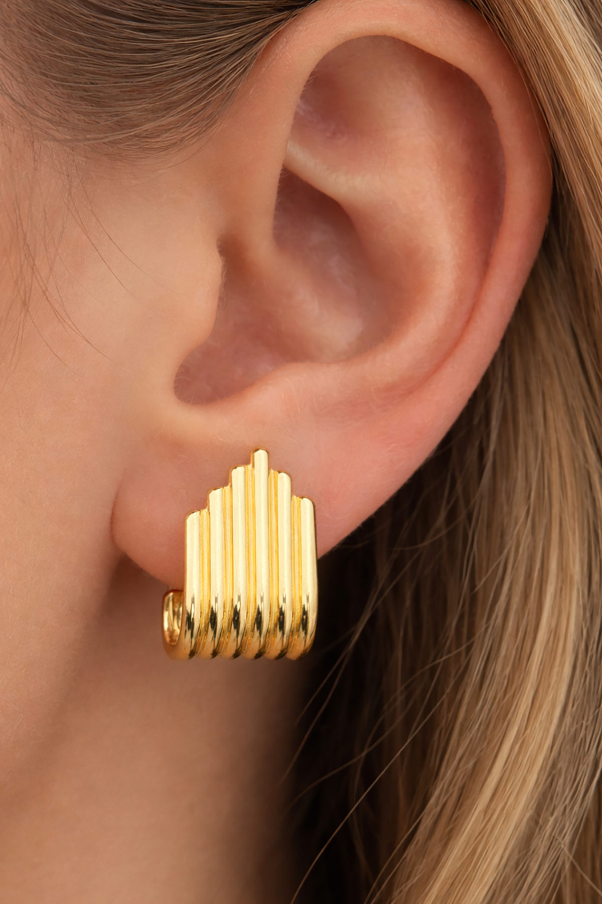 Altın Renk Çizgi Detaylı Çelik Küpe (Çift)