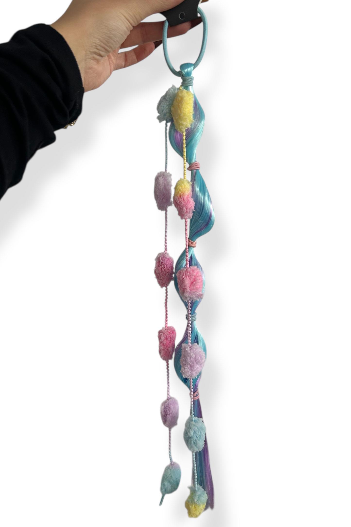 Mavi Renk Saç Detaylı Lastik Toka