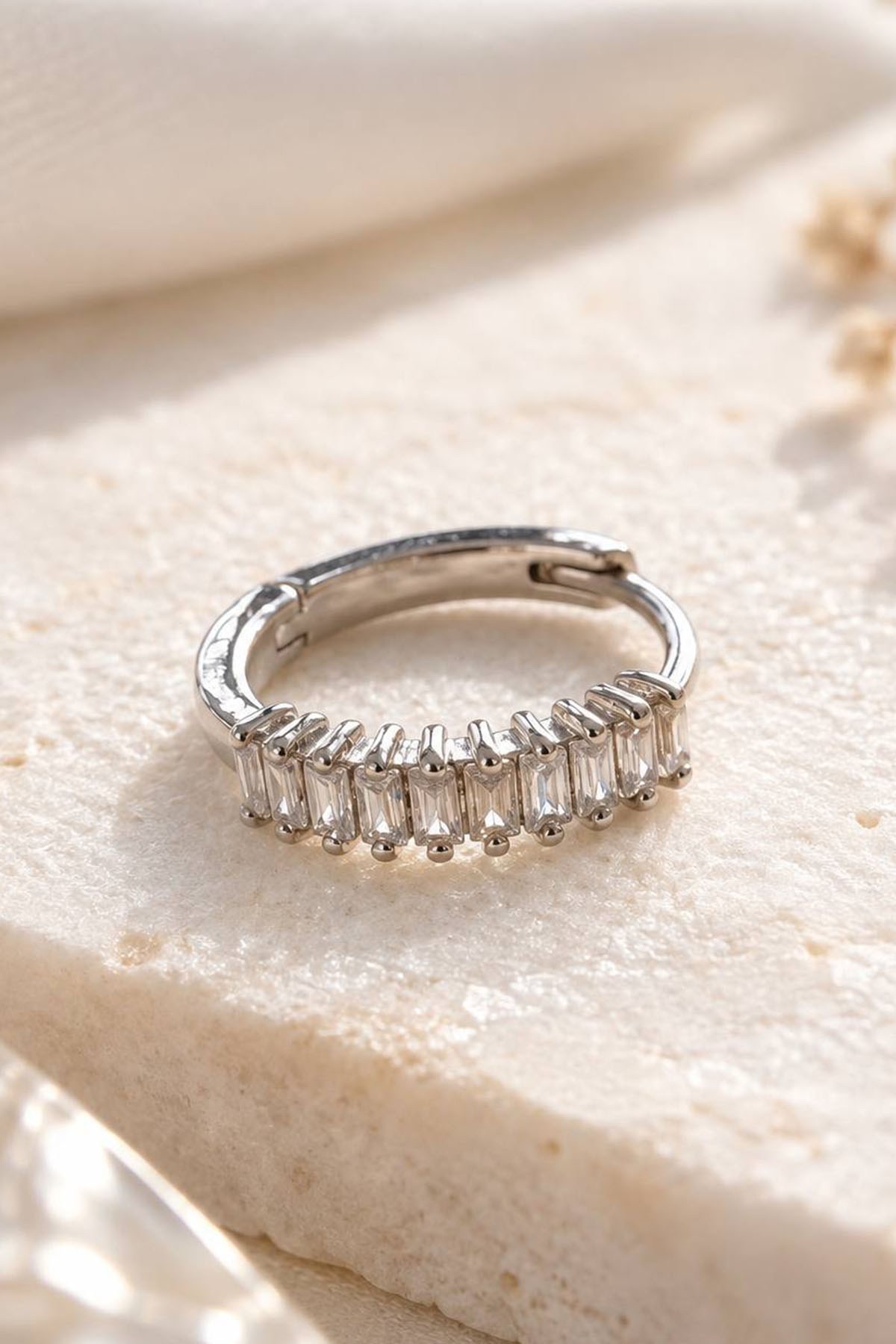 Gümüş Renk Taşlı Cerrahi Çelik Halka Tragus/Kıkırdak Küpe/Piercing (Tek)