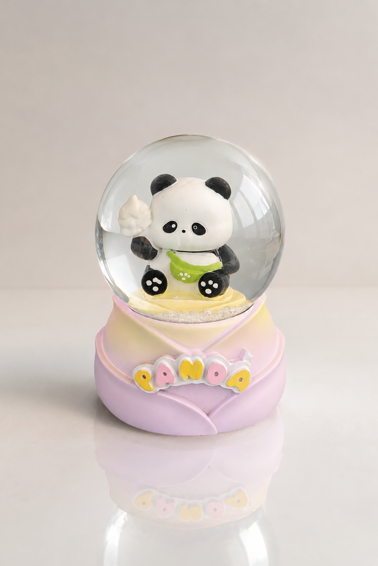 Mor Renk Panda Figürlü Işıklı Küçük  Kar Küresi