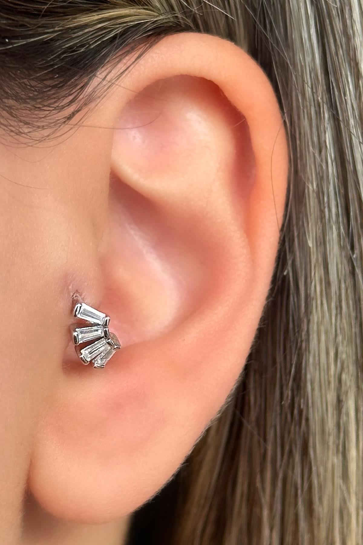 Gümüş Renk Taş Detaylı Çelik Halka Tragus/Kıkırdak Küpe/Piercing (Tek)