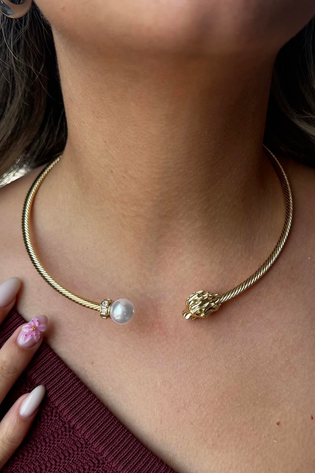 Altın Renk Aslan Figürlü İnci Detaylı Metal Choker Kolye