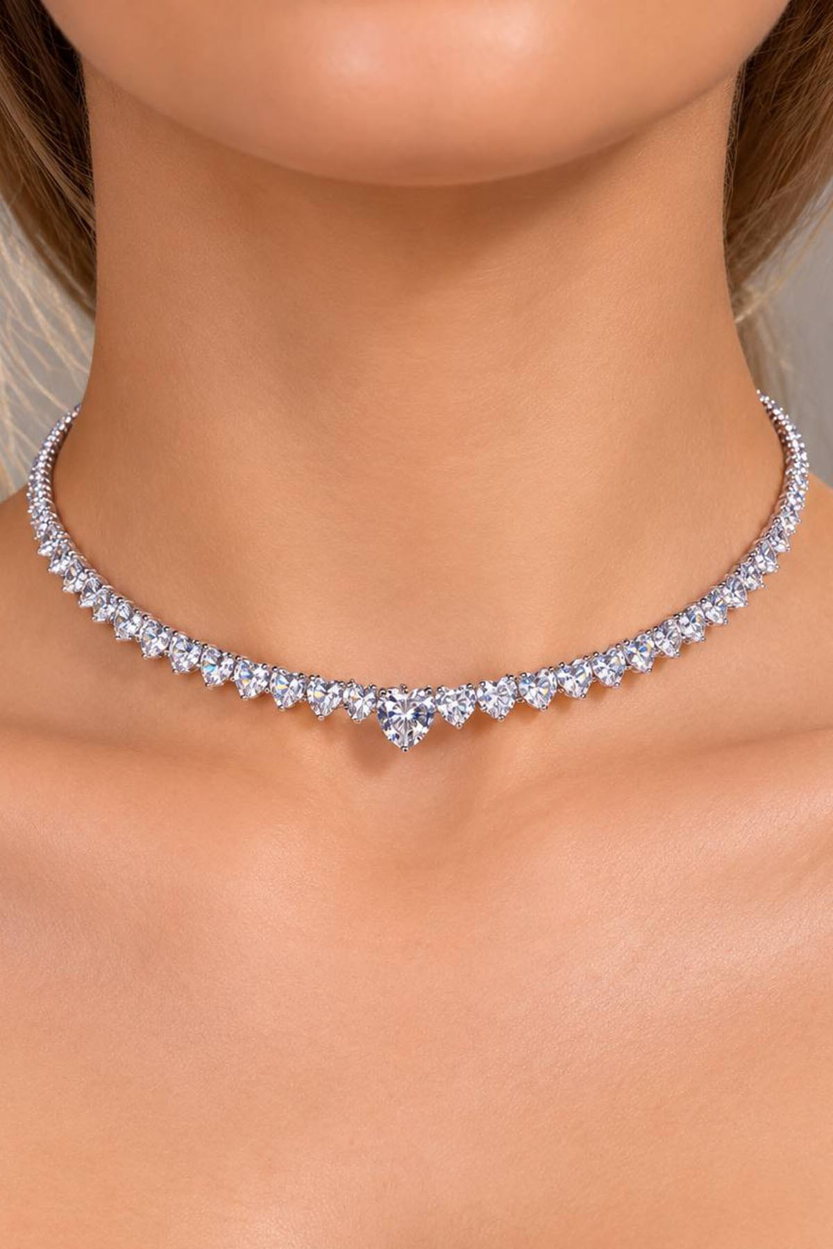Gümüş Renk Kalp Figürlü Taşlı Choker Kolye