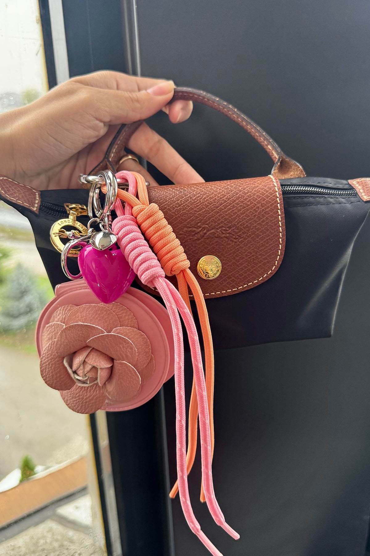 Pembe Renk Çiçek Ve Kalp Figürlü Ayna Detaylı Çanta Charm/ Anahtarlık