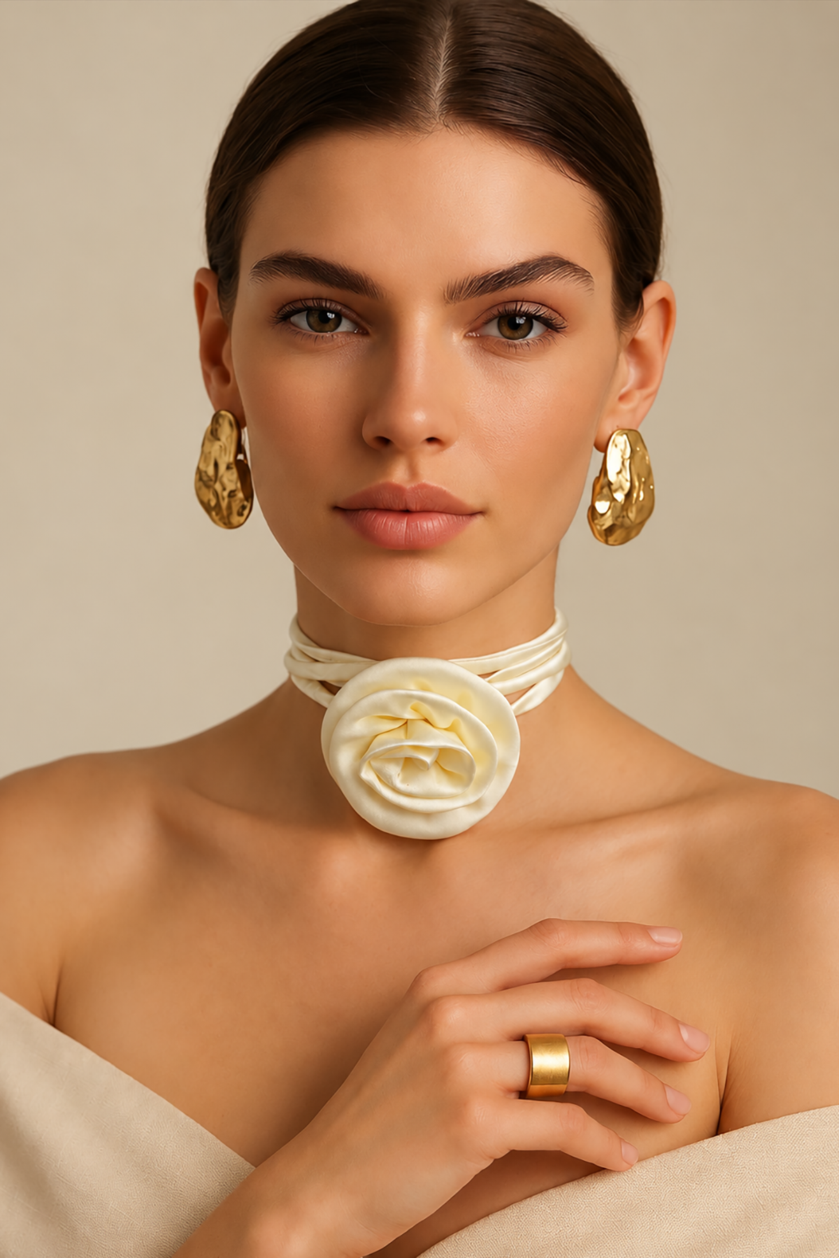 Krem Renk Gül Detaylı Choker Kolye