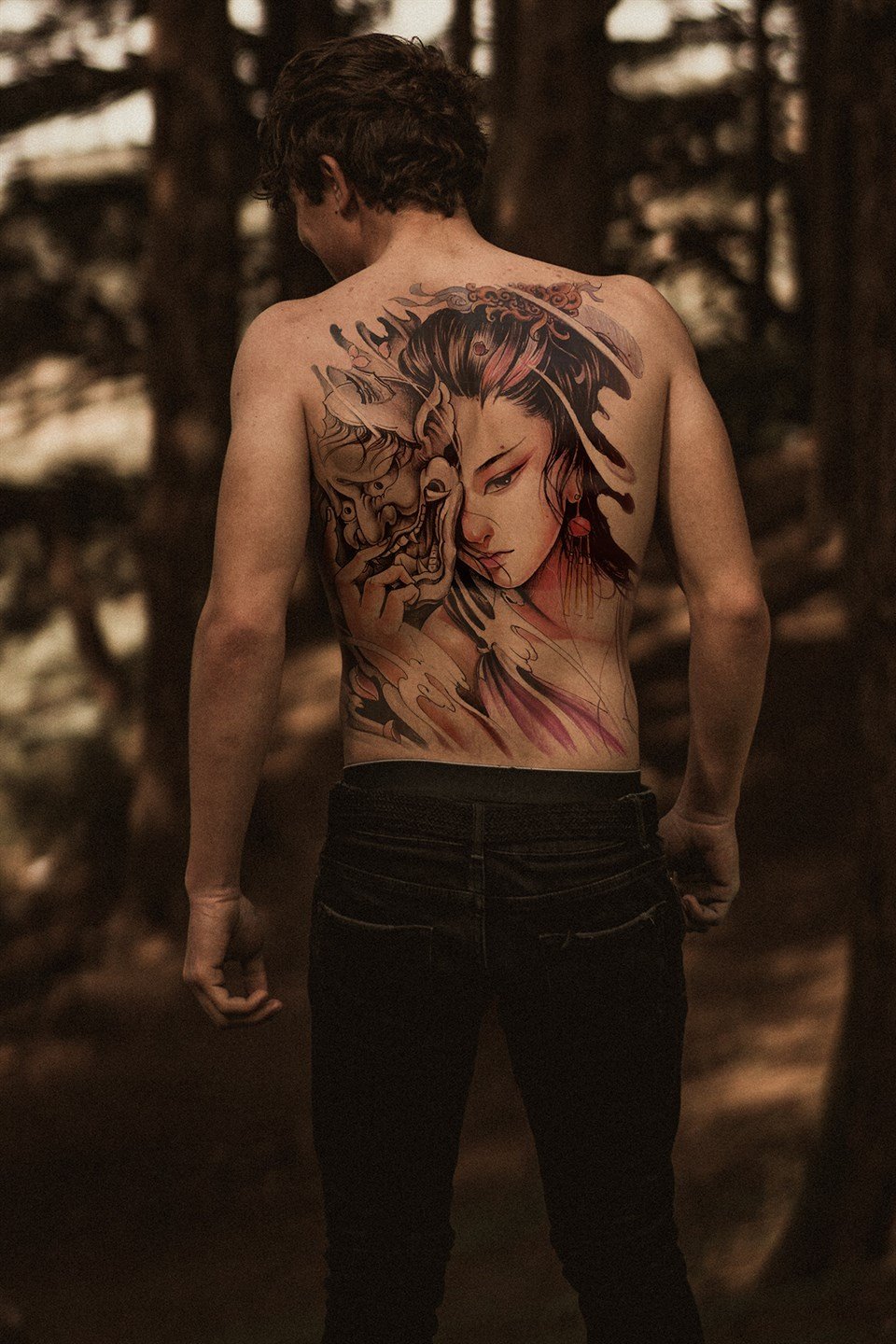 Geçici Kadın Modelli Sırt Dövme Tattoo